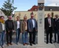 Bild: wro
Zum Treffen in Wiesau gehörte auch ein Besuch an der Nordgaustele. Im Bild von links Christina Scharinger, Martin Dallmeier, Sabine Saller, Bürgermeister Toni Dutz, OKB-Vorsitzender Volker Liedtke, Bezirkstagsvizepräsident Lothar Höher, Landrat Wolfgang Lippert, Joseph Karl und Erich Tahedl.