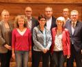 Bild: cog
Verantwortung bei Pro Su-Ro tragen (vorne, von links) Yvonne Rösel, Kaarin Polhofer, Gita Munker, (hinten, ab Zweiter von links) Klaus Bock, Kurt von Klenck und Michael Braun; es fehlt Markus Sindel. Auf die weitere Zusammenarbeit freuen sich (hinten links) Nina Mutzbauer vom Stadtmarketing und (hinten rechts) Bürgermeister Michael Göth.