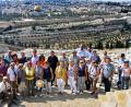 Bild: Berthold Henn
Die 33-köpfige Pilgergruppe aus der Pfarrgemeinde Mariä Himmelfahrt auf dem Ölberg, im Hintergrund die Altstadt von Jerusalem mit dem Felsendom, der Stadtmauer und dem Kidrontal.