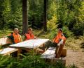 Bild: Forstbetrieb Fichtelberg/exb
Königliches Sitzen im Wald: Jörg Trassl und Hubert Schinner, Forstwirte bei den Bayerischen Staatsforsten testen gemeinsam mit Winfried Pfahler, Leiter des Forstbetriebs Fichtelberg, die neue Sitzgruppe am Prinzenfelsen zwischen Silberhaus und Nagel.