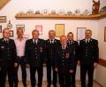 Bild: egl
Die Feuerwehr-Führungskräfte aus dem Landkreis Amberg-Sulzbach und Poppenrichts Bürgermeister Roger Hoffmann (Dritter von links) bedanken sich bei den beiden Geehrten (von links): Kreisbrandmeister Jürgen Schloß, Kreisbrandinspektor Christof Strobl, Roger Hoffmann, Manfred Wiesmeth (Hahnbach), Kreisbrandrat Fredi Weiß, Herbert Wiesnet (Schlicht) sowie die Kreisbrandmeister Michael Iberer und Thomas Wiesent.