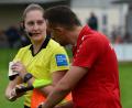 Bild: ham
Uhrenvergleich mit der Schiedsrichter-Assistentin Teresa Küblböck: Pfreimds Trainer Tobias Bernklau sehnte den Schlusspfiff herbei. Beim 3:1-Sieg gegen den BSC Woffenbach feierte die SpVgg den ersten Heimsieg der Saison.