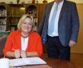 Bild: weu
Bürgermeister Heinz Weigl hieß die neue Schulleiterin Christine Schneider in Oberviechtach willkommen und bat um einen Eintrag in das Gästebuch.