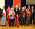 Bild: JOCHEN NEUMANN 
ERBENDORF
Für langjährige Mitgliedschaft konnten Genossinnen und Genossen ausgezeichnet werden. Auf dem Bild (erste Reihe von links) Herbert Stattnik, Anton Sirtl, Pauline Menzl, Ludwig Kellner und Josef Wallner mit Ehefrau sowie (von rechts) Bürgermeister Hans Donko, Landtagsabgeordneter a.D. Franz Schindler, Landtagsabgeordnete Annette Karl, die SPD-Vorstandsmitglieder Reinhold Kastner und Martin Gallersdörfer sowie SPD-Ortsvorsitzende Brigitte Scharf.