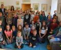 Bild: jr
96 Kinder nahmen heuer am Sommerferienleseclub teil und lasen insgesamt 1622 Bücher. Jetzt fand im Historischen Rathaus die Abschlussveranstaltung statt, zu der auch (hinten von links) Büchereileiterin Viola Rieß, Zweiter Bürgermeister Stefan Grillmeier und Projektleiterin Sandra Schug gekommen waren. Das Lesen der Kinder wurde reichlich belohnt.