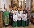 Bild: gi
Elias Picka (mit Büchlein) wird beim Gottesdienst mit Pfarrer Josef Most in die Schar der Ministranten der Expositur Etzgersrieth aufgenommen.