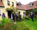 Bild: fvo
Dorfsprecher (Zweiter von rechts) spricht im Hof des Anwesens von Marianne und Hans Pausch.