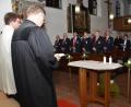 Bild: dob
In der Altenstädter Simultankirche feiern BRK-Bereitschaften aus Vohenstrauß und Weiden einen ökumenischen Gedenkgottesdienst mit dem evangelischen Stadtpfarrer Dieter Schinke und Kaplan Alexander Ertl (vorne, von rechts).