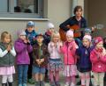 Bild: sön
Von Erzieherin Inge Rogenhofer auf der Gitarre begleitet, sangen die Kinder: „Wir sind die Kleinen in den Gemeinden. Ohne uns geht gar nichts.“