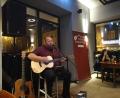 Bild: ens
Martin Moskau schließt die Konzertreihe "Live im Friedrich" ab. Der Regensburger spielt Folkrock und begeistert das Publikum mit seiner rauchigen und gefühlvollen Stimme.
