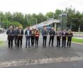 Bild: ang
Mit dem Durchschneiden des Absperrbandes gaben die Verantwortlichen und Ehrengäste der Nutzung der neuen, barrierefreien Park&Ride Anlage am Bahnhaltepunkt Reuth grünes Licht. Von links: Ing. Josef Wolf, Gemeinderat Bernhard Adam, Walter Reichenberger (Bahn), Daniel Utz (Firma Braun), Gemeinderat Josef Zölch, Larissa Wegmann (Regierung Oberpalz), zweiter Bürgermeister Johann Neugirg, Bürgermeister Werner Prucker, stellvertretender Landrat Roland Grillmeier und Steinwald-Allianz-Vorsitzender Hans Donko.