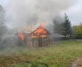 Bild: pi
Die Hütte brennt. Der Brandherd ist aber schnell im Griff.