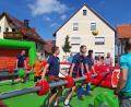 Bild: exb
Beim Sommerfest in Hiltersdorf, das um sechs Wochen nach hinten verschoben werden musste, gab es unter anderem einen Menschen-Kicker.