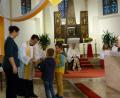 Bild: hok
Zwei Kinder aus dem Kinderhaus überreichen stellvertretend Pfarrer Thomas Kohlhepp beim Abendlob ein kleines Präsent.