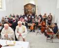 Bild: fjo
Einen Versöhnungsgottesdienst feiern Pfarrer Gerhard Schmidt (links) und Pfarrer Georg Hartl in der Kirchengedenkstätte Rozvadov. Ein eigens zusammengestellter Projektchor mit der Streichergruppe von Willibald Wirth (links) und Organistin Martina Brenner (rechts) begleitet das Jubiläumsereignis.