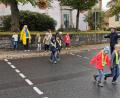 Bild: gz
Verkehrserzieher Jakob Stahl von der Polizeiinspektion Vohenstrauß übt mit den Kindern das Überqueren der Staatsstraße.