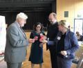 Bild: eig
Ramona Kriegler und Nicole Zeitler (rechts), die Organisatorinnen des Selbsthilfetages, überreichen Landrat Andreas Meier und Bürgermeister Rupert Troppmann Stress-Bälle in Herzform.