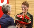 Bild: Hirsch
Zweite Bürgermeisterin Ulrike Roidl gratulierte Karin Frankerl (rechts) zu "diesem tollen Ergebnis" mit einem Blumenstrauß. Die SPD-Kandidatin für das Amt des Oberbürgermeisters erhielt 66 der 67 Delegiertenstimmen.