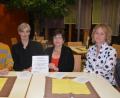 Bild: Kunz
Das Benefizkonzert mit Ave-Maria-Vertonungen und Orgelwerken stellen (von links) Waltraud Koller-Girke, Horst Plössner, Hildegard Zoltziar und Susanne Wagner im Weidener Klinikum vor.