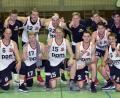 Bild: Tobias Schwarzmeier
So sehen Sieger aus. Die Neustädter Basketballer feiern den Überraschungssieg gegen die Tennet Young Heroes aus Bayreuth. Es ist der erste der DJK in einer Serie enger Duelle gegen die Bundesligareserve von medi Bayreuth.