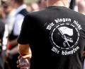 Bild: dpa
"Wir klagen nicht. Wir kämpfen" steht auf dem T-Shirt eines Teilnehmers einer Neonazi-Demonstration in Berlin.