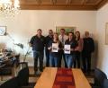 Bild: Stefanie Gradl
Stellvertretender Kommandant Markus Heuberger, Stefan Geier, Leiterin Bettina Zwack, Bürgermeister Hans-Martin Schertl, Vize-Leiterin Lena Lautner, Sachbearbeiterin Christina Bauer und Vorsitzender Siegfried Herlitze (von links) geben den Startschuss für die Schlichter Kinderfeuerwehr.