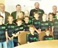 Bild: jml
Fröhliche Gesichter bei den U-11-und U-13-Kickern der Spielgemeinschaft Kohlberg-Ehenfeld beim Eintrag ins Goldene Buch des Marktes. Bürgermeister Rudolf Götz und UPW/FW-Fraktionsvorsitzender Reinhard Ponitz (stehend, links) gefällt die Show im Rathaus. Ihre Trainer Klaus Schlosser, Hubert Posset, Christian Fellner, Wolfgang Lingl, Andreas Ott und Jugendleiter Herbert Riedel (von links) haben die Jugendlichen nicht nur auf dem Spielfeld im Rücken. Fußball-Abteilungsleiter Uwe Schmidt und 3. SV- Vorsitzender Thomas Riedl (rechts) freuen sich mit den Kickern.