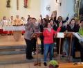 Bild: gi
Eine besondere Atmosphäre verbreitete der Gottesdienst mit Pater Ferdinand aus dem Kongo mit afrikanischen Liedern, Rhythmen und Gesten durch die Singgruppe Taktvoll am Sonntag in der Kirche Tröbes.
