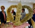 Bild: le
Unter der Regie von Marlene Noetzel (links) entstand eine Erntekrone, die am Sonntag, 6. Oktober, um 9.30 Uhr von der Marktplatzanlage in die Pfarrkirche getragen wird.