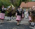 Bild: jr
Mit einem Kirchenzug begannen die Feiern zum 40-jährigen Bestehen des Katholischen Landvolks Leonberg. Angeführt von der Mitterteicher Stadtkapelle zogen die Vereine vom Pfarr- und Jugendheim zur Pfarrkirche St. Leonhard.