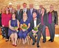 Bild: wbe
Die besten Absolventen (sitzend, von links) Katalin Toth (1,3), Valerie Berendes (1,0) und Jack Schröder (1,3) mit (von links) Sekretärin Stefanie Kurz, Klassleiterin Christine Eikam, Klassleiter Reiner Klopsch, Klassleiterin Sabine Sperber, stellvertretendem Vorstand Roland Ganzmann, Schulleiter Hans-Jürgen Bruhn, Landrat Richard Reisinger, Dritter Bürgermeister Hans-Jürgen Reitzenstein, Ärztin Barbara Wagner und Lehrerin Lydia Hölzle.