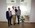 Bild: bjp
Ab 1. Oktober sind Dr. Olga und Dr. Johannes Burger (hier mit Sohn Valentin) in der Ludwig-Bock-Straße für ihre Patienten da. Zum Abschluss des Bauvorhabens gratuliert Bürgermeister Werner Walberer.