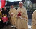Bild: wro
An den Kirchenstufen wurde der neue Pfarrer von den Gläubigen gestoppt, um ihn dann in die Kirche zu begleiten. Im Bild (von rechts) Pater und Pfarrvikar Charles John, Markus Nees und Dekan Thomas Vogl.