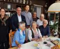 Bild: ds
Zur Gratulationscour versammelt sind (sitzend, von links) AWO-Beisitzerin Gerda Olk, Hannelore Steger mit Ehemann Hans Steger, (hinten, von links AWO-Vorsitzende Ute Höhlein, Bürgermeister Winfried Franz, AWO-Kassier Christian Beyer und zwei Schwestern der Jubilarin.