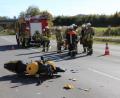 Bild: hd
Der Motorradfahrer konnte den Zusammenstoß nicht mehr verhindern und stürzte. Die Feuerwehr Tirschenreuth leitete den Verkehr an der Unfallstelle vorbei.