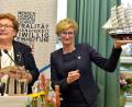 Bild: zig
Festakt zum Wechsel im Amt der Vorsitzenden der Schwesternschaft Wallmenichhaus. Die alte Oberin Brigitte Wedemeyer (links) überreichte ihrer Nachfolgerin Tatjana Richter (rechts) ein Segelschiff als Symbol für die Schwesternschaft.