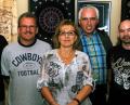 Bild: gf
Daniel Birkholz (rechts), der neue Vorsitzende der Dartliga, verabschiedet ehemalige Vorstandsmitglieder, die teils fast 25 Jahre im Amt waren (von links): Olli Bogner, Peter Ritter, Petra Zenger und Manfred Hofmann.
