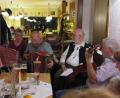 Bild: jzk
Gastgeber Herbert Storek (Zweiter von rechts) freute sich, dass Marielle Kett, Marga Roßman und Theo Helgert (von links) ohne vorherige Probe so gut miteinander singen und musizieren konnten. Helmut Reichl (rechts) fand gleich die richtigen Begleitakkorde auf seiner Gitarre.