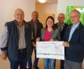 Bild: tra
Karl Roppert, Hermann Trager und Gerd Krause (von links) bei der Übergabe der Spende an Manuela Mayer und Pfarrer Hermann Sturm (rechts).