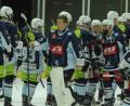 Bild: gb
Abklatschen nach dem ersten Saisonsieg: Am vergangenen Sonntag bezwangen die Blue Devils den Höchstadter EC mit 4:2. Am Mittwoch treten die Weidener zum Oberpfalzderby beim EV Regensburg an.