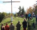 Bild: nis
Rund 50 Gläubige nahmen den Aufstieg auf den Schlosshügel auf sich. Pfarrer Albert Hölzl segnet das neun Meter hohe Gipfelkreuz in Altenschneeberg.