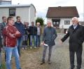 Bild: fuw
Bürgermeister Rupert Troppmann begrüßt Stadträte, Architekten und Baumeister zur Hebfeier am Bergmühlweg. Im Rahmen des sozialen Wohnungsbaus entstehen hier zwölf neue Wohnungen.