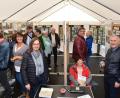 Bild: fjo
Großes Interesse herrscht an der Grenzausstellung des Heimatkundlichen Arbeitskreises, welche auf einer Idee von Karl-Heinz Zintl (rechts) und Vorsitzendem Andreas Ringholz (Dritter von links) gründet.