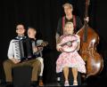 Bild: weu
„Conny und die Sonntagsfahrer“ begeisterten das Publikum in der Schwarzachtalhalle mit ihrer Musikshow aus den 1950er Jahren.