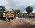 Bild: mde
Einsatzkräfte der Feuerwehren Kemnath und Kulmain fangen den auslaufenden Kraftstoff des Häckslers auf und pumpen diesen mit einer Spezialpumpe in transportable Behälter. Zum Schutz der Kräfte und der Schutzkleidung tragen die Feuerwehrleute spezielle Flüssigkeitsschutzkleidung.