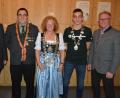 Bild: jr
Seine neuen Regenten proklamierte der Schützenverein „Concordia“. Im Bild (von links) Vorsitzender und stellvertretender Gauschützenmeister Martin Dietz, der scheidende Schützenkönig Andreas Waidhas, die neue Schützenkönigin Margit Hart, der alte und neue Jugendschützenkönig Christoph Wenisch sowie Schützenmeister und Bürgermeister Max Bindl.