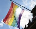 Bild: Marcus Brandt/dpa
Eine Regenbogenfahne weht im Wind.