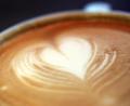 Bild: Martin Gerten/dpa
Ein Herz im Milchschaum eines Caffe Latte.