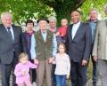 Bild: ohr
Johann Kiermeier (Dritter von links), im Bild mit den Enkelinnen Jana und Nina sowie Gattin Margarete mit Enkeltochter Luna und Schwiegertochter Stephanie feierte seinen 80. Geburtstag. Bürgermeister Johann Wilhelm (links) und Gemeinderat Alois Duschner (Zweiter von rechts) gratulierten für die Gemeinde Guteneck. Pfarrer Cyprian Anyanwu (Dritter von rechts) überbrachte die Glückwünsche der Pfarreiengemeinschaft und Burkhard Graf Beissel von Gymnich (rechts) als Vorsitzender der Kreisgruppe Nabburg im BJV.