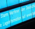Bild: Bodo Marks
„Sturm Mortimer über Deutschland“ steht auf einer Anzeigetafel in einem Bahnhof. IM Kreis Amberg-Sulzbach waren kurzzeitig rund 2500 Haushalte ohne Strom.